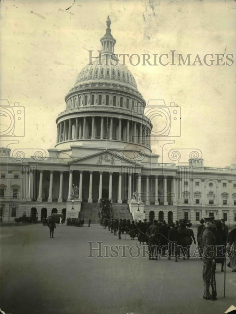 1921 Press Photo People standing in line to go to the Capitol building - Historic Images