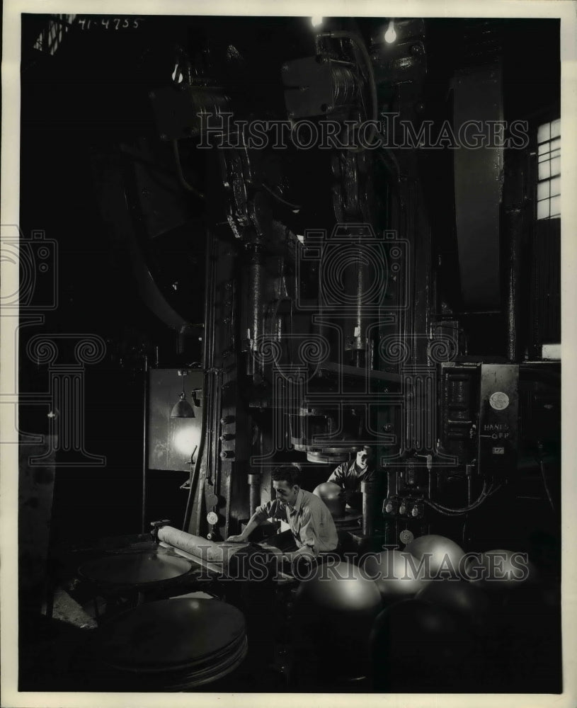 1945 Press Photo Stainless beverage containers at Firestone Steel Products Co. - Historic Images