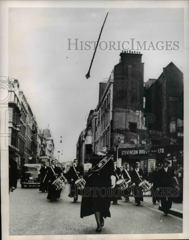 1954 Press Photo London England Drum Major Ed Young leads Bluecoat school parade - Historic Images