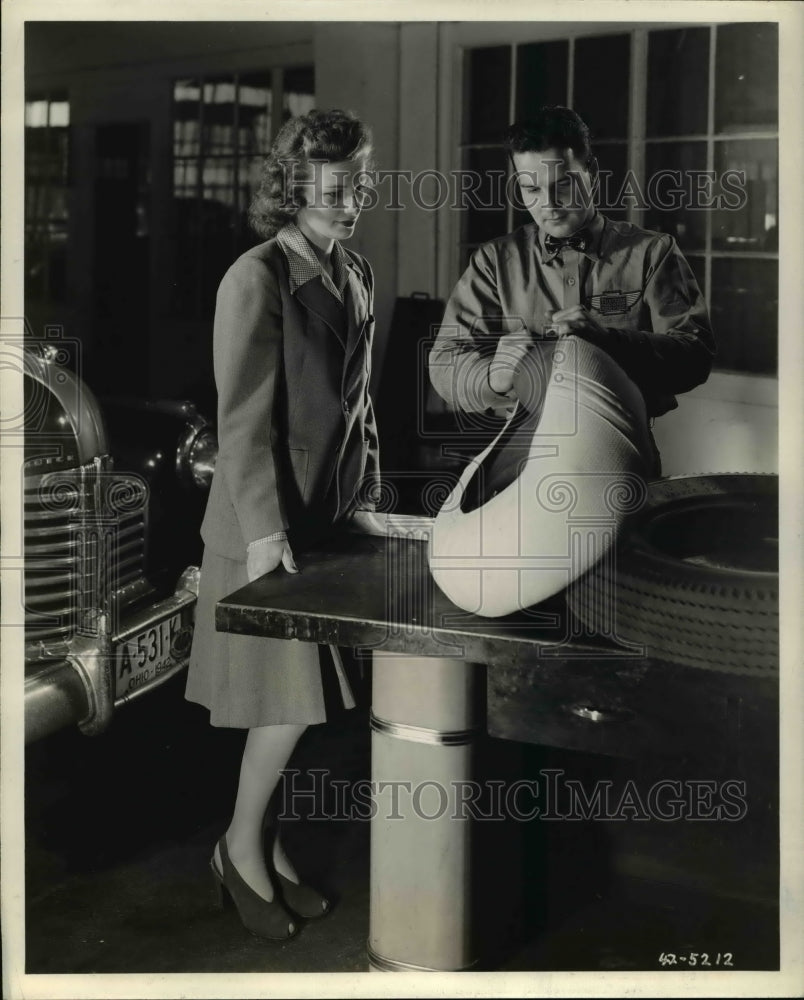 1942 Press Photo Firestone new tire inner tubes, Dorothy St Lawrence examining - Historic Images