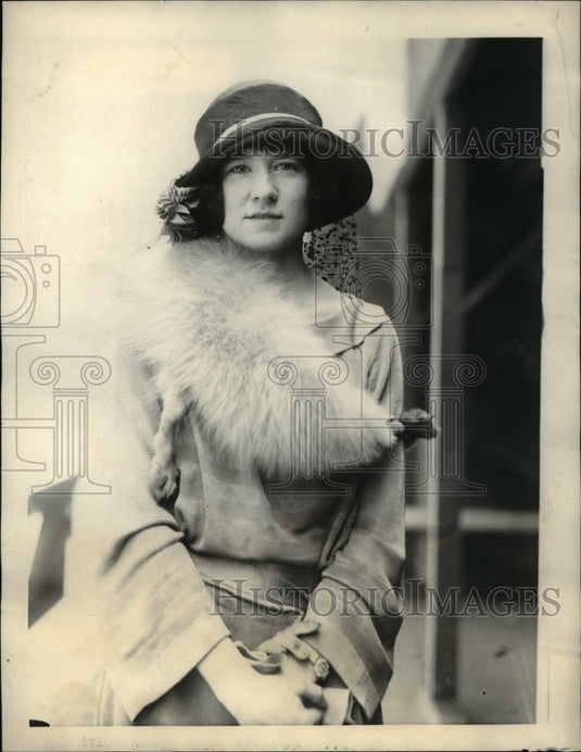 1923 Press Photo Janarnce Kerns engaged to Walter B Pierce in NYC - Historic Images