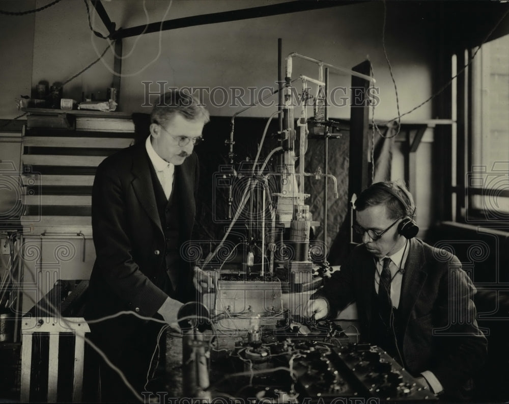 1924 Press Photo Dr CT Knipp  Physics Dept &amp; HA Brown Univ of Illinois - Historic Images