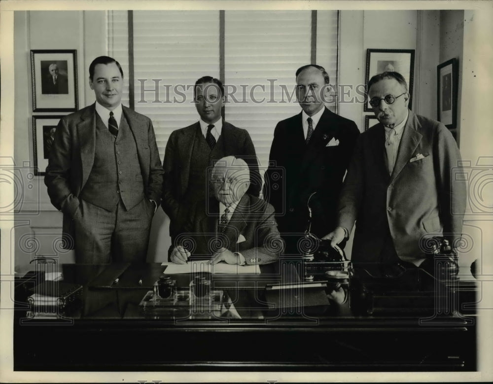 1933 Press Photo Port Officians Vote Approval of Tube Loan in NY - Historic Images