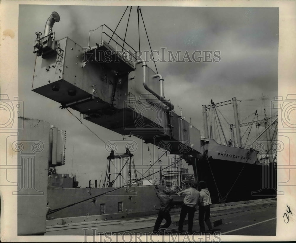 1964 Press Photo Seawater Conversion Plant Loaded onto S.S. President Grant - Historic Images