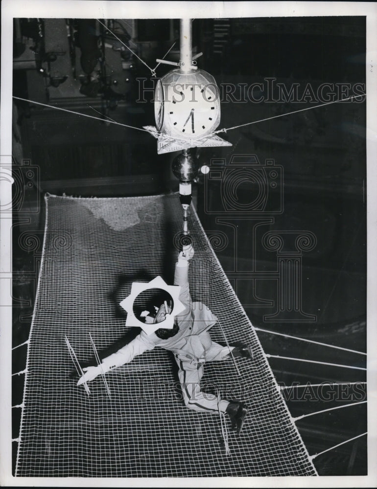 1953 Press Photo The new Viennese juggler atop a street clock - Historic Images