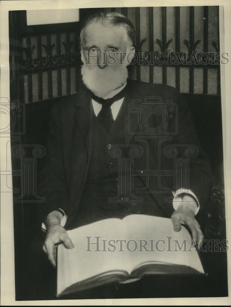 1926 Press Photo Cornelius Oyston Library Elevator Operator Reads 5000 Books-Historic Images