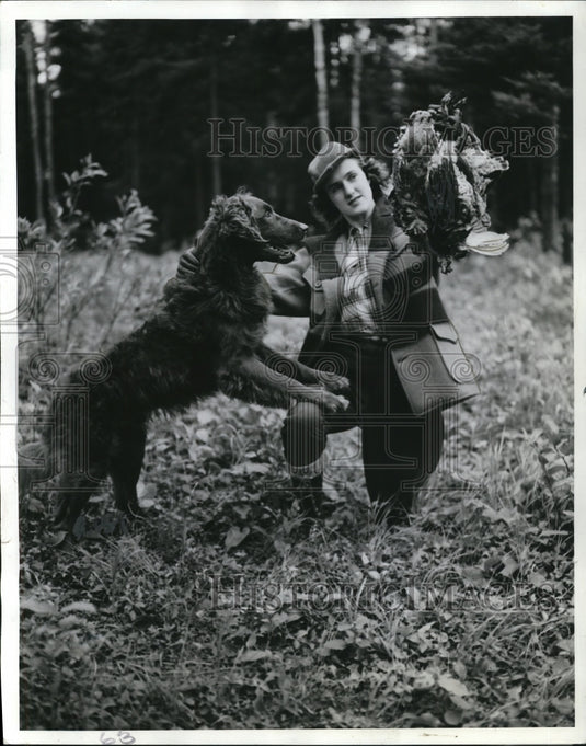 1941 Press Photo Port Arthur Ontario Jane Gardner & retriever hunt partridge - Historic Images