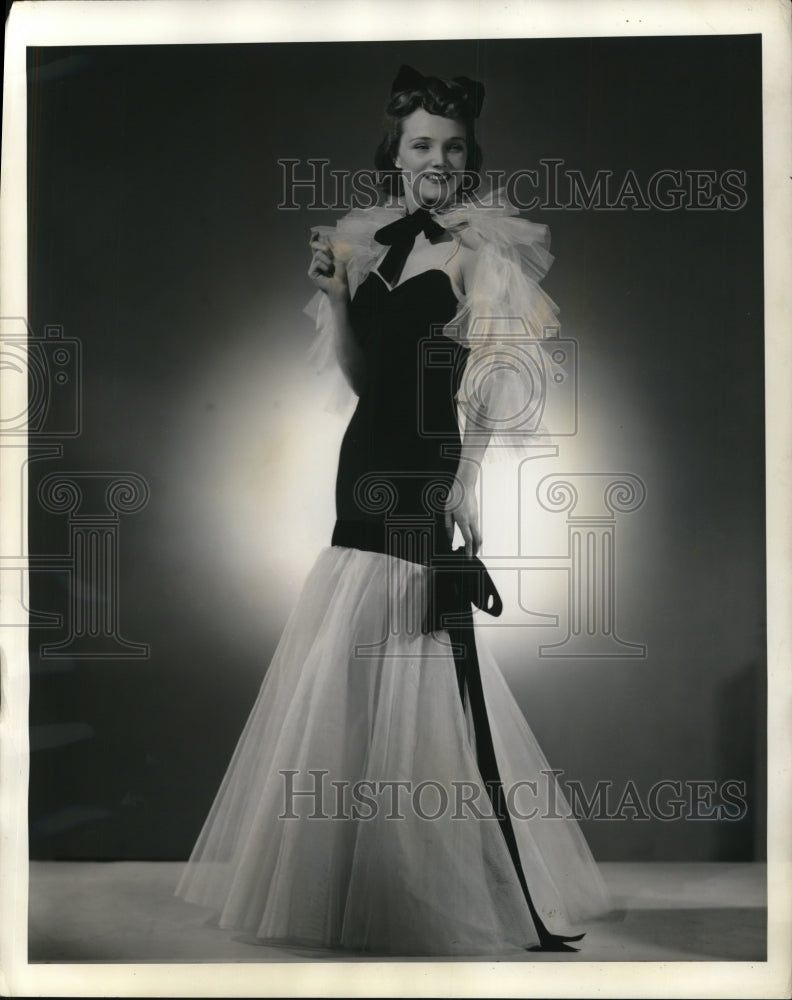 1940 Press Photo Slim Black Crepe Gown All Topped by a Ruffled Net Cape - Historic Images