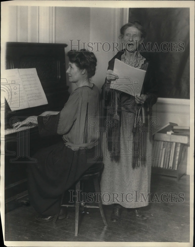 1923 Press Photo Mrs Henry Clay Wright and Mrs John C Treadwell-new opera singer - Historic Images