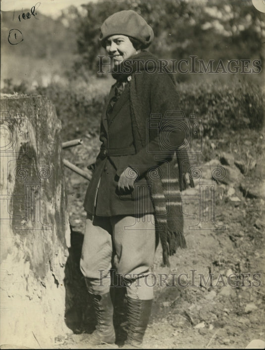 1923 Press Photo Miss Barbara Engleberdt in charge of the animal husbandry dept. - Historic Images