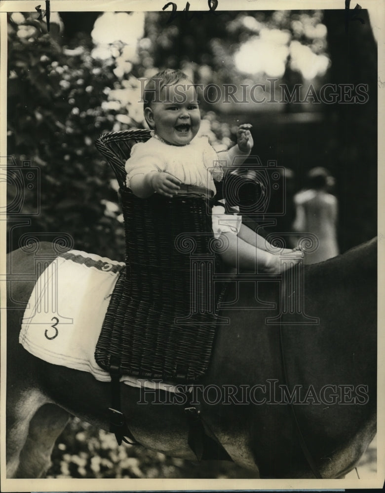 1928 Press Photo Payner Payson rides a pony at the charity event - Historic Images