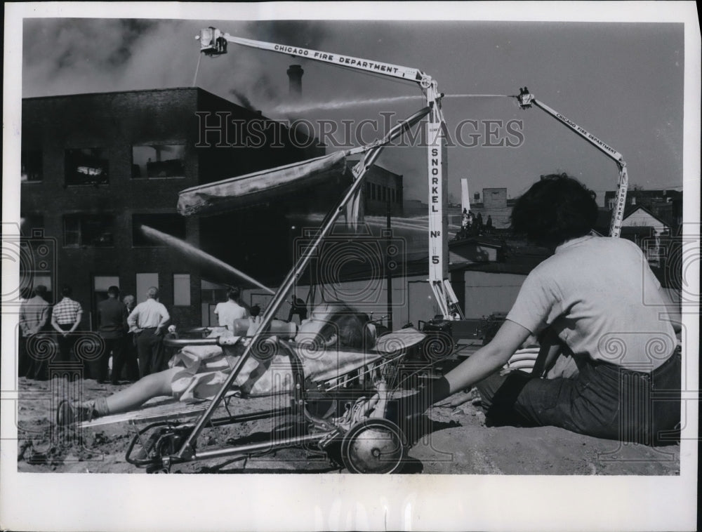 1962 Press Photo Mary Ann King Sleeps In Carriage By Mother&#39;s Side During Blaze - Historic Images