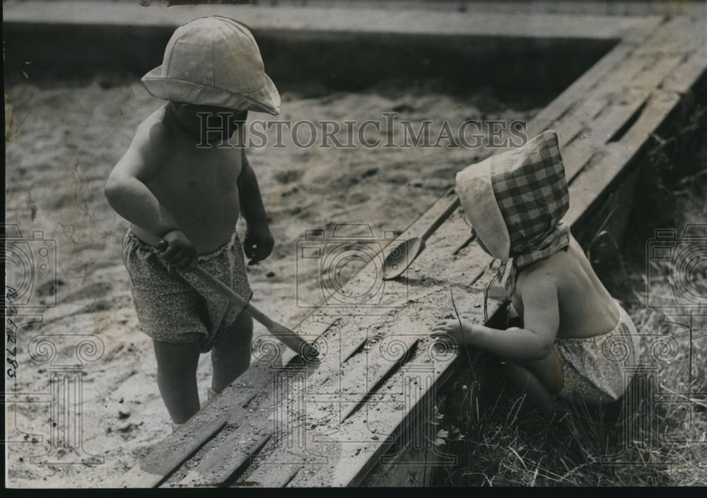 1941 Press Photo Children painting pictures at Tottenham Emergency Hostel - Historic Images