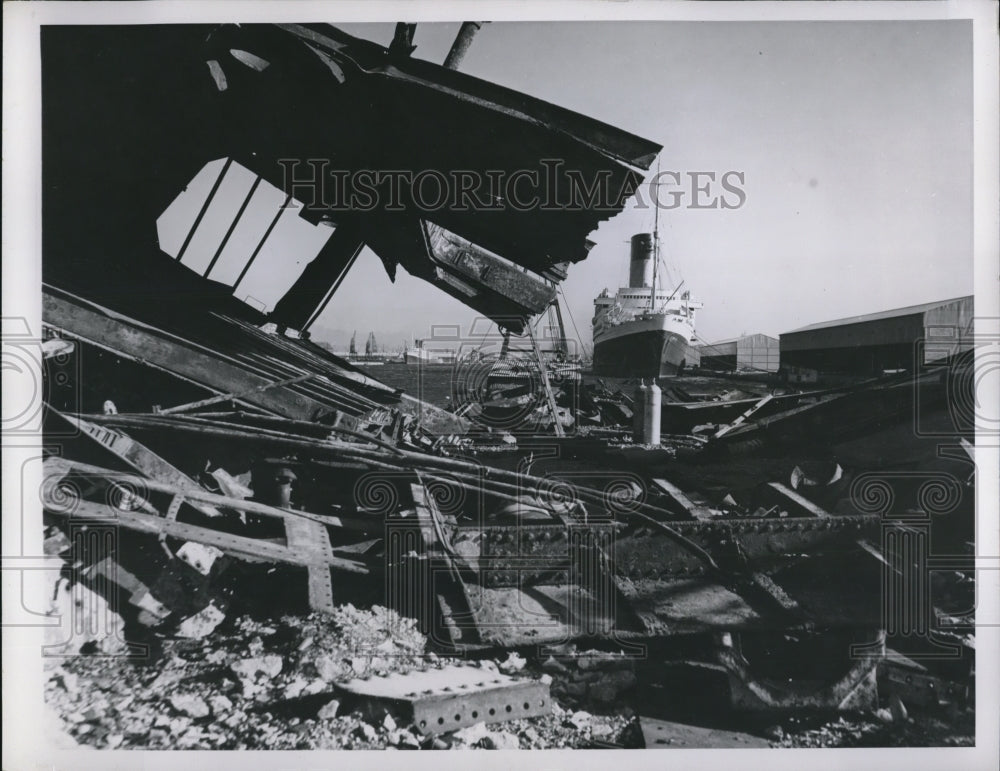 1949 Press Photo Boat under the harbor water demoslished by the Nazis - Historic Images