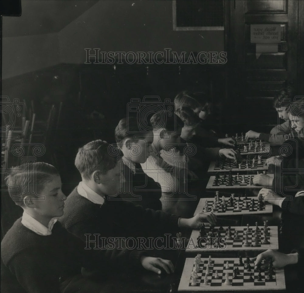 1928 Press Photo Prof Goodspeed's Chess Loss at Quincy - Historic Images