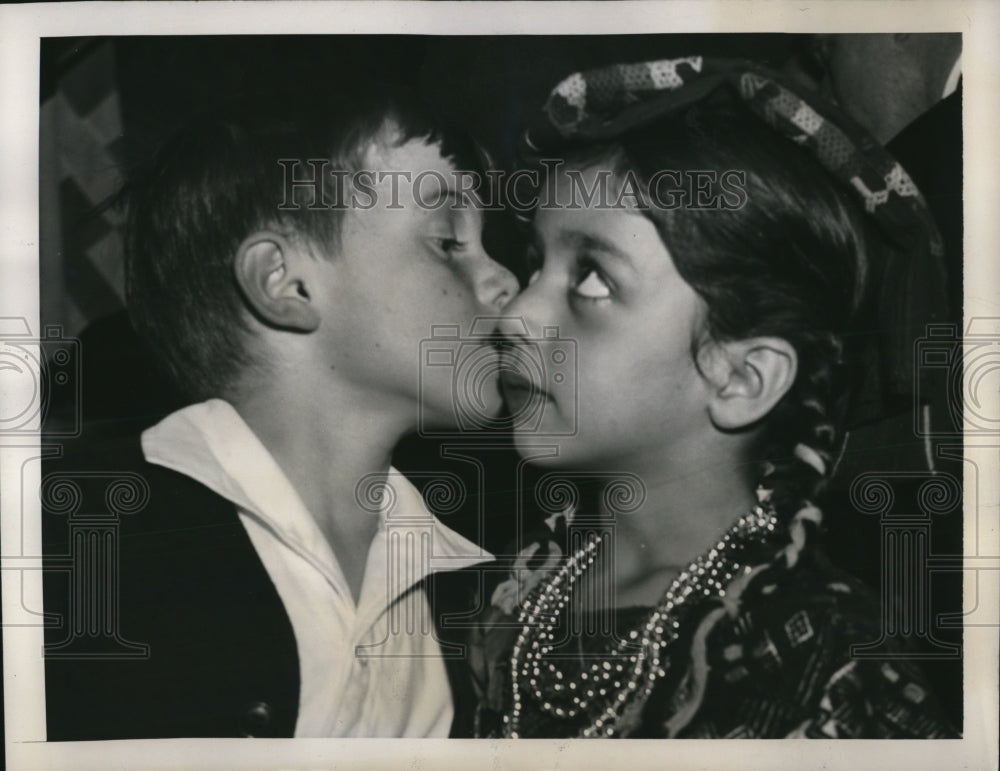 1940 Press Photo William O Douglas Jr &amp; Isabelle Recinos at 8th Annual Broadcast - Historic Images