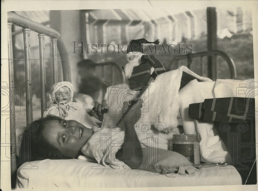 1925 Press Photo Seven year old Doris Vernon makes toys at her hospital bed - Historic Images