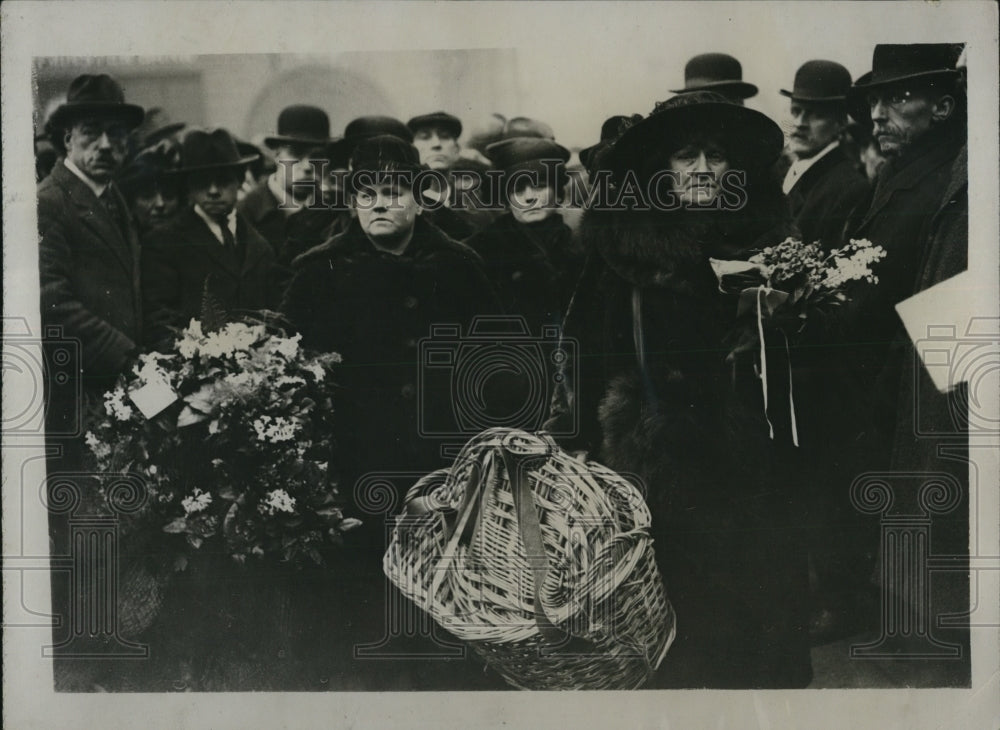 1923 Press Photo Fanny Collins & flower girls at London's Ludgate Circus - Historic Images