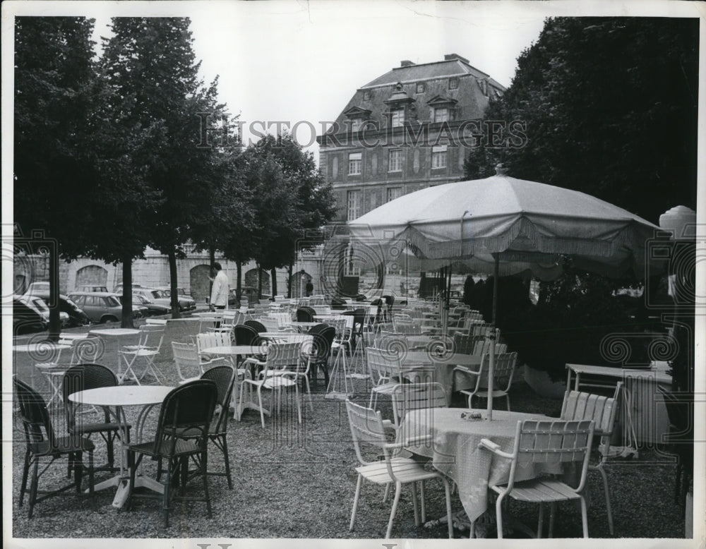 1968 Press Photo The restaurants which line the avenue leading to the chateau - Historic Images