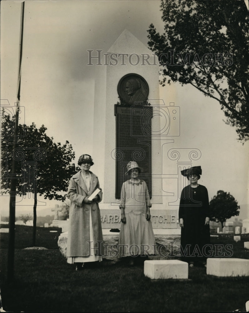 1925 Press Photo Barb Pritchie grand nieces at monument in MD E Abbott, - Historic Images