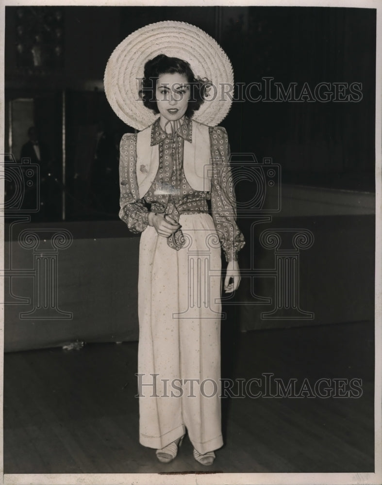 1939 Press Photo Flattering outfit for southern resorts - Historic Images