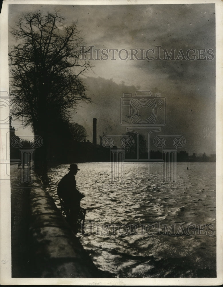 1931 Press Photo Footpath by the Thames Riverside at Barnes England, flooded-Historic Images