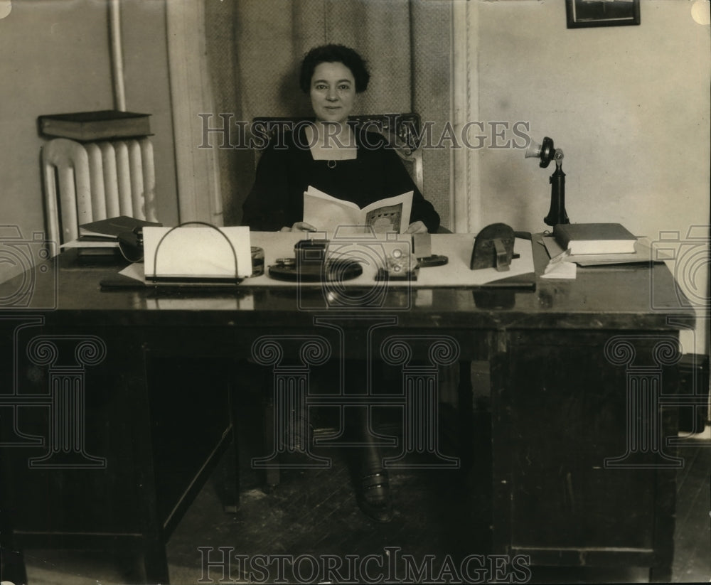 1921 Press Photo Mary Kirkpatrick author at her desk - Historic Images
