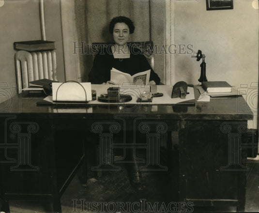 1921 Press Photo Mary Kirkpatrick author at her desk - Historic Images