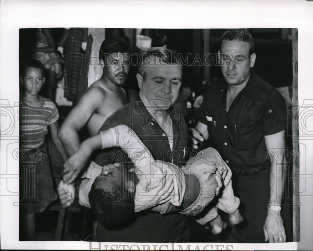 1959 Press Photo Fireman John Nudo carries 8yr old Roy Tramble to ambulance - Historic Images