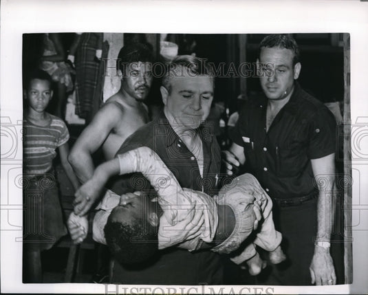 1959 Press Photo Fireman John Nudo carries 8yr old Roy Tramble to ambulance - Historic Images