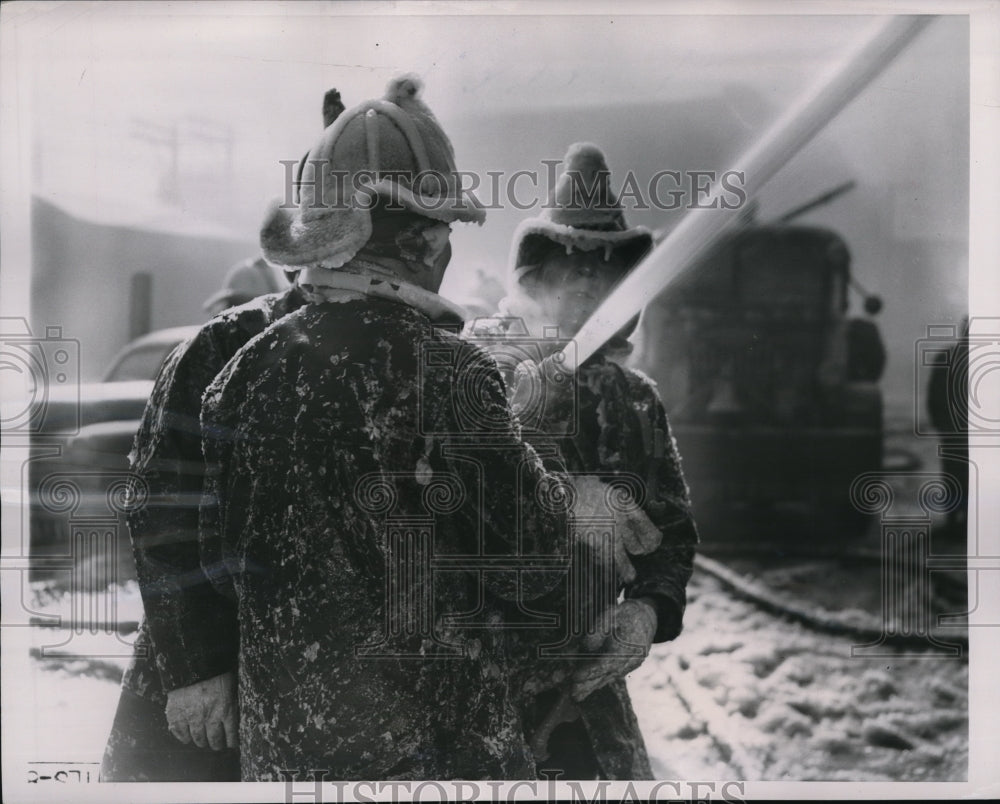 1954 Press Photo Chicago Firemen fighting a Burlap Bag Factory blaze in Chicago - Historic Images