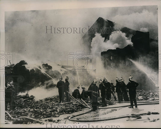 1935 Press Photo Firemen at the scene of the Thames Bag & Sack Company, London. - Historic Images