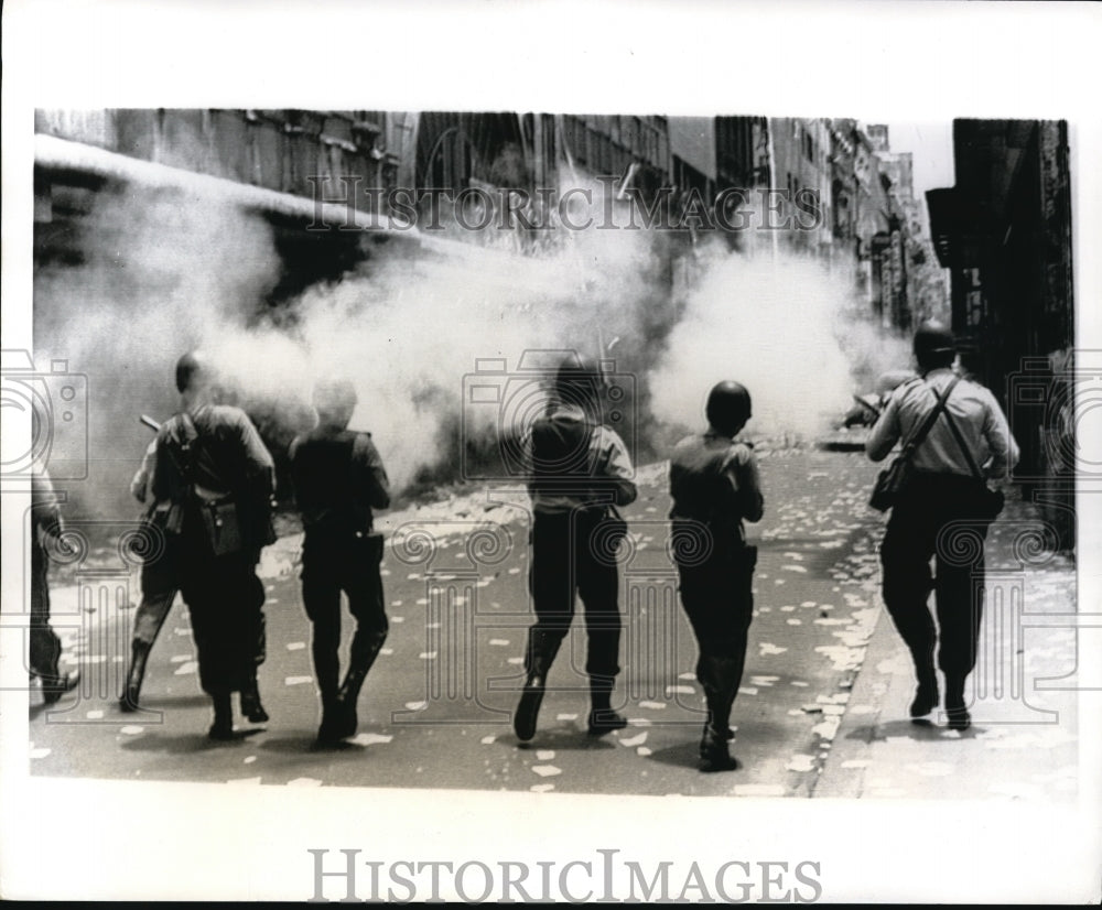 1970 Press Photo Police fire tear gas ahead behind retreating demonstrators - Historic Images