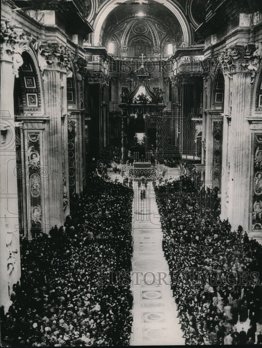 1937 Press Photo Pope Attends St Peter's Cathedral in Rome Italty - Historic Images