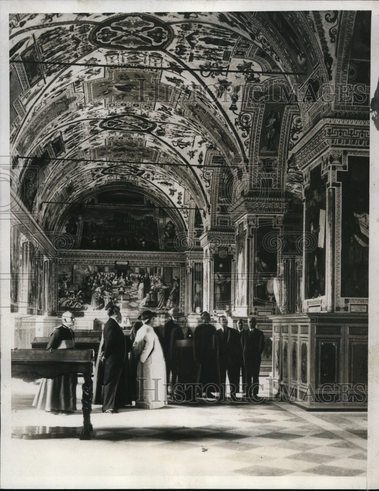 1933 Press Photo Pope examine Catican Library after reconstruction from collapse - Historic Images