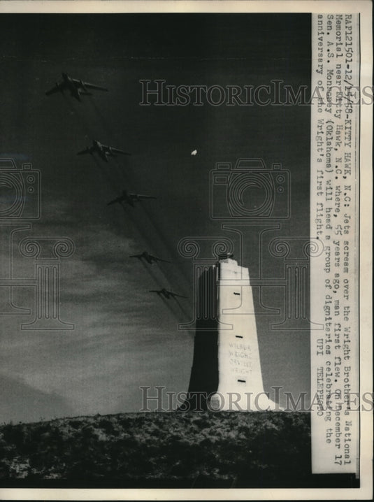 1958 Press Photo Jets flying over the Wright Brother's National Memorial - Historic Images
