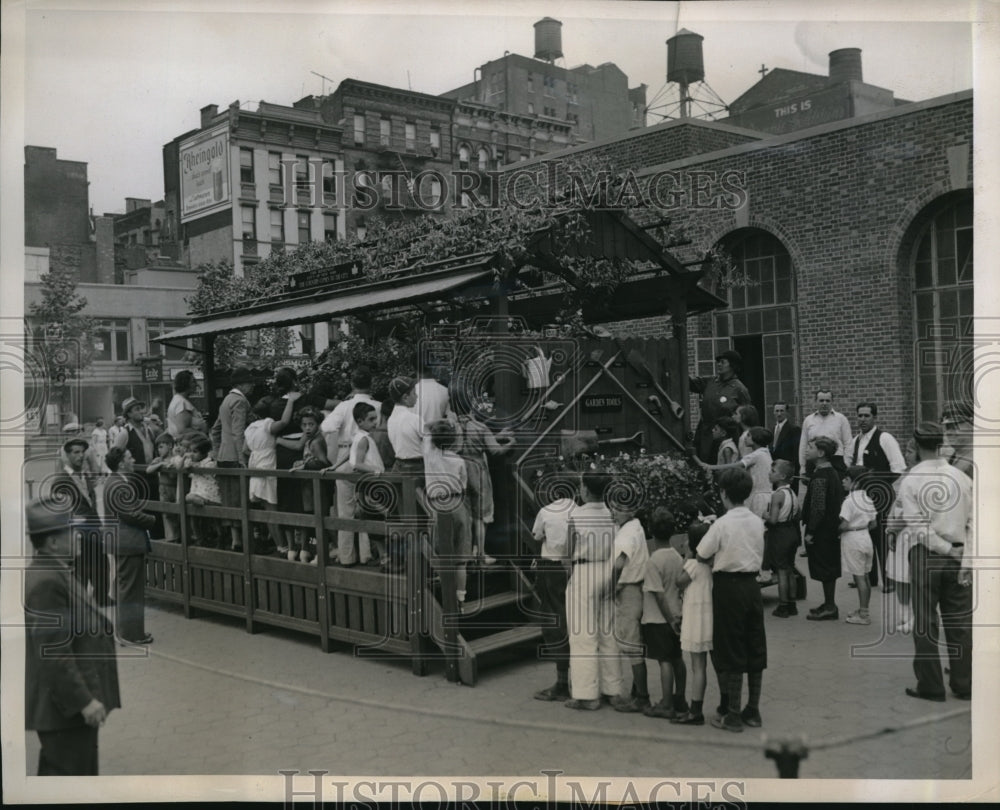 1936 Press Photo East Side Children Visit Traveling Garden, Chrystie Street - Historic Images