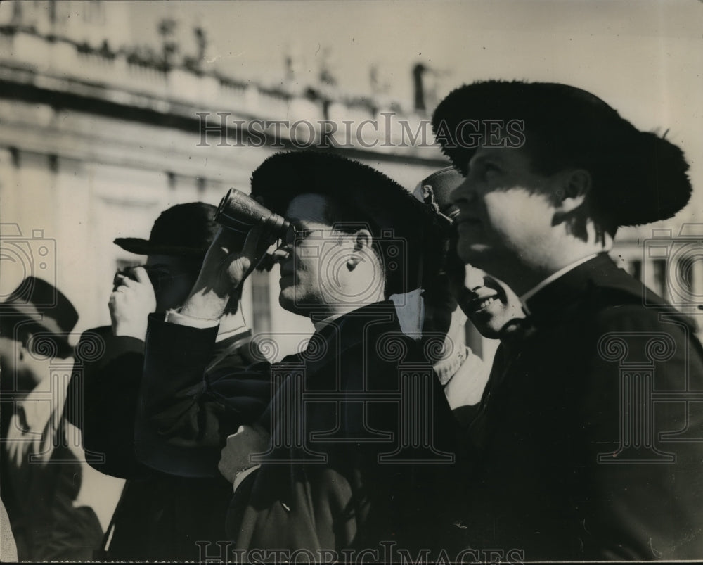 1939 Press Photo Priest Using Binoculars at Pope Pius XII Coronation, St. Peters-Historic Images