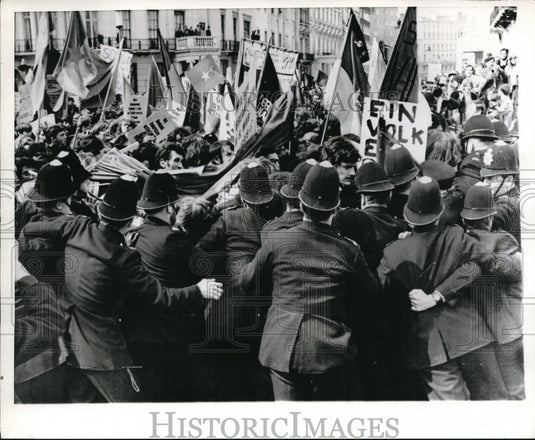 1968 Press Photo London England, demonstrators at West Germany Embassy - Historic Images
