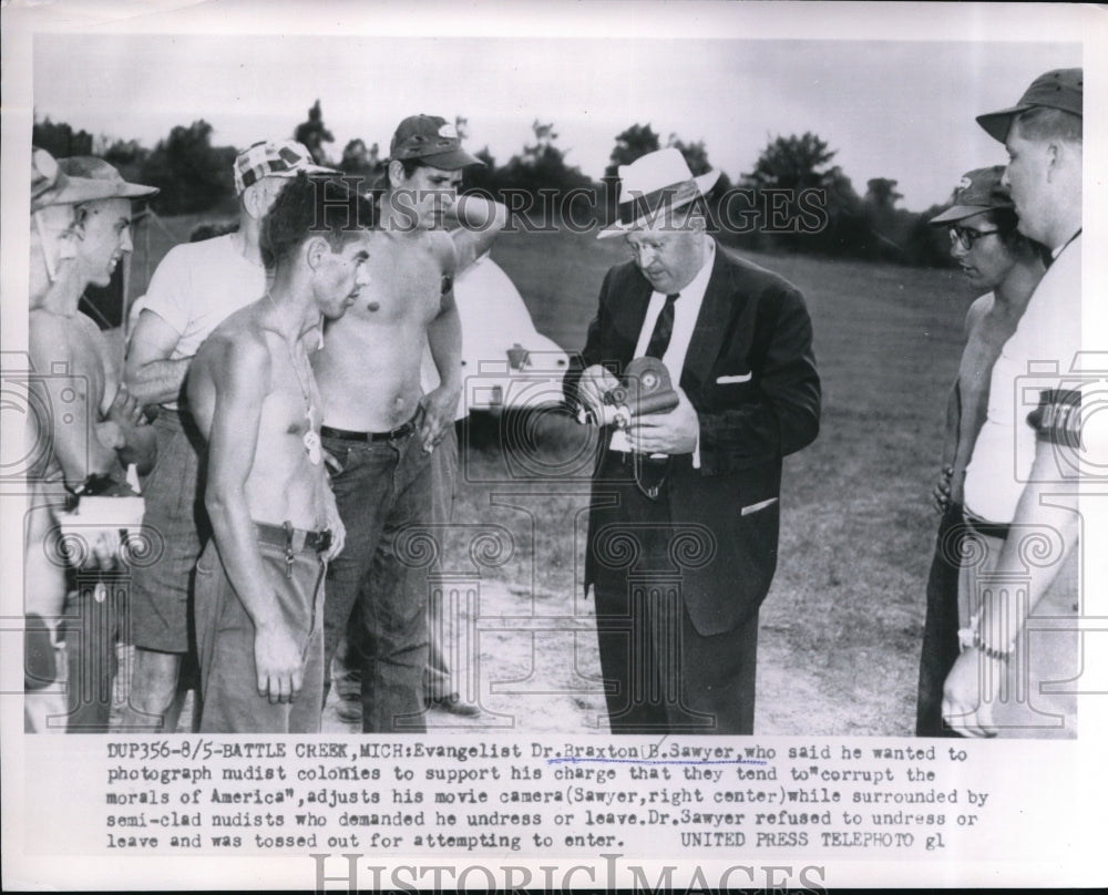 1954 Press Photo Dr. Braxton Sawyer with the semi clad nudists - Historic Images