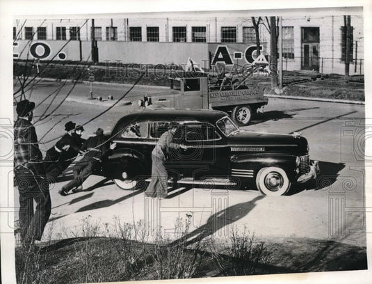 1941 Press Photo CIO strikers of the Allis-Chalmers Company pushing Gov Heil car - Historic Images