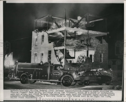 1944 Press Photo Building in fire while the fire truck came to stop the fire - Historic Images