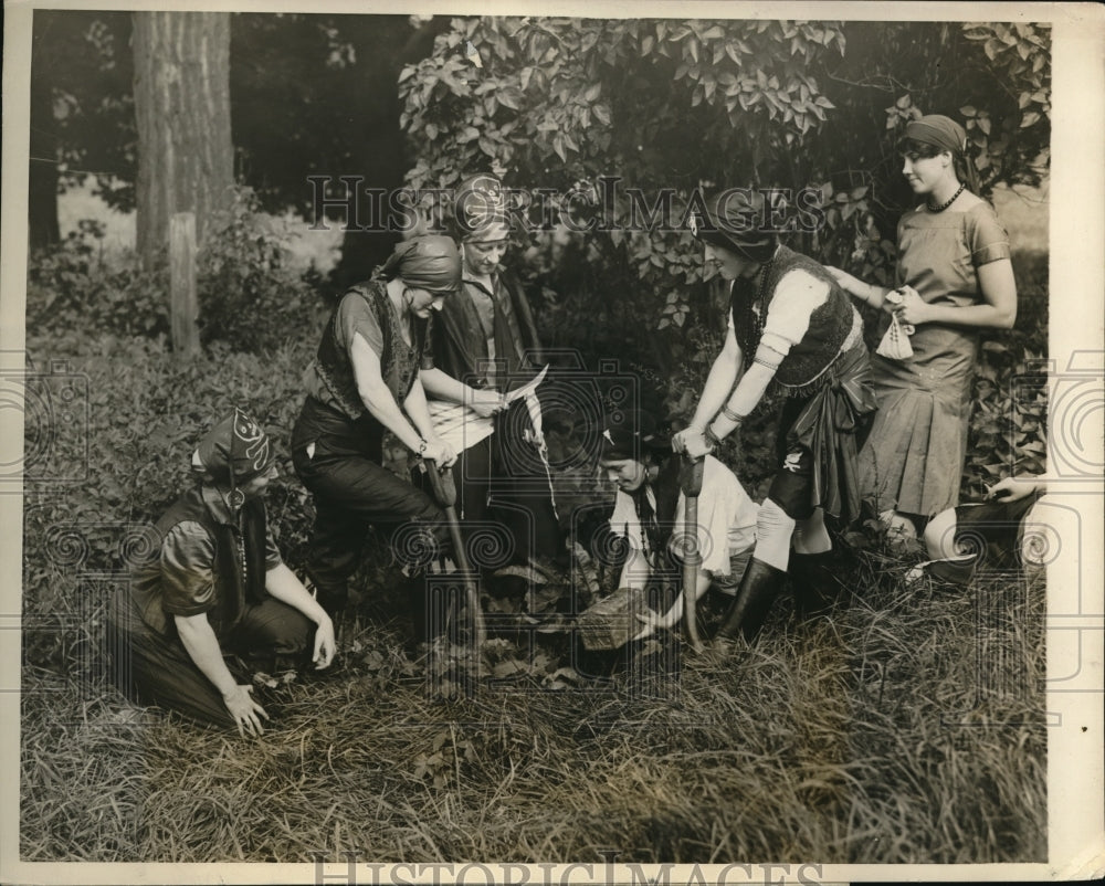1927 Press Photo Feminine pirate gang, Mrs. Marvin Hanco, Mrs. Thomas Evans - Historic Images