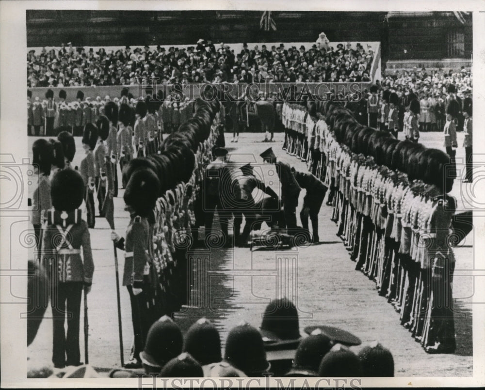 1938 Press Photo A fainted guardsman at King&#39;s Review London - Historic Images