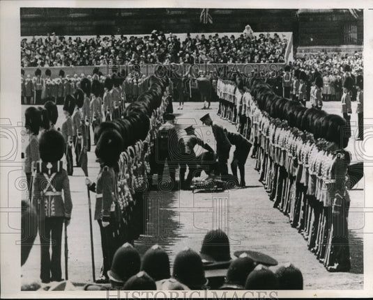1938 Press Photo A fainted guardsman at King's Review London - Historic Images