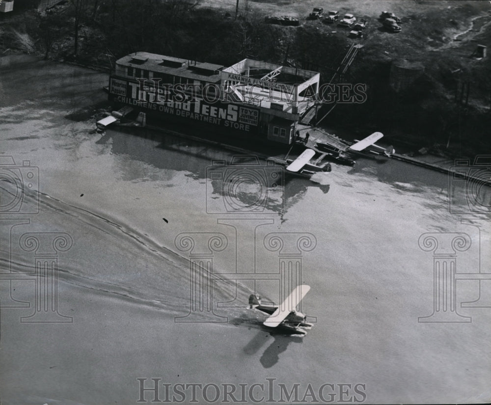 1947 Press Photo Floating seaplane base in downtown Charleston W. Va - Historic Images