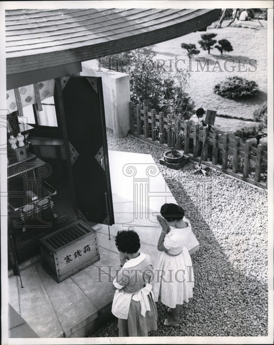 1959 Press Photo Girls prayed at Shinto Shrine on roof of a Japan dept store - Historic Images