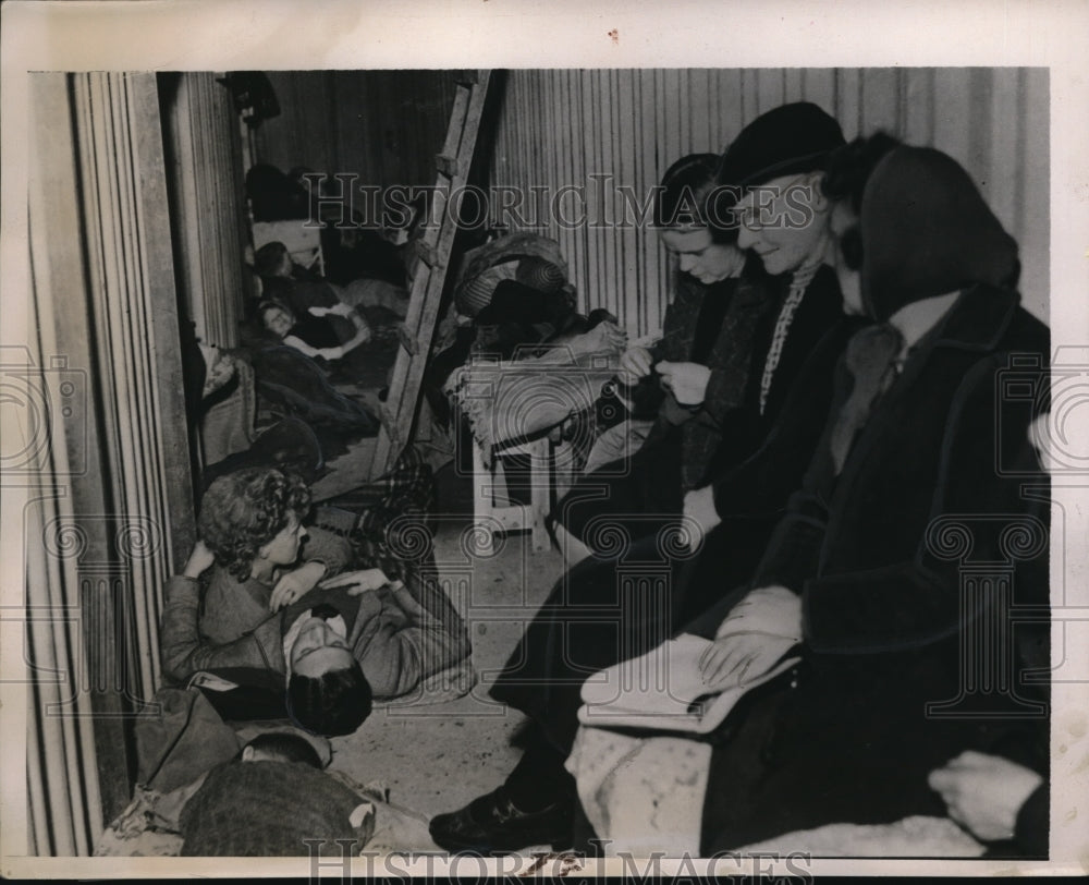 1940 Press Photo London Residents Living in Bomb Shelters During Night Raids-Historic Images