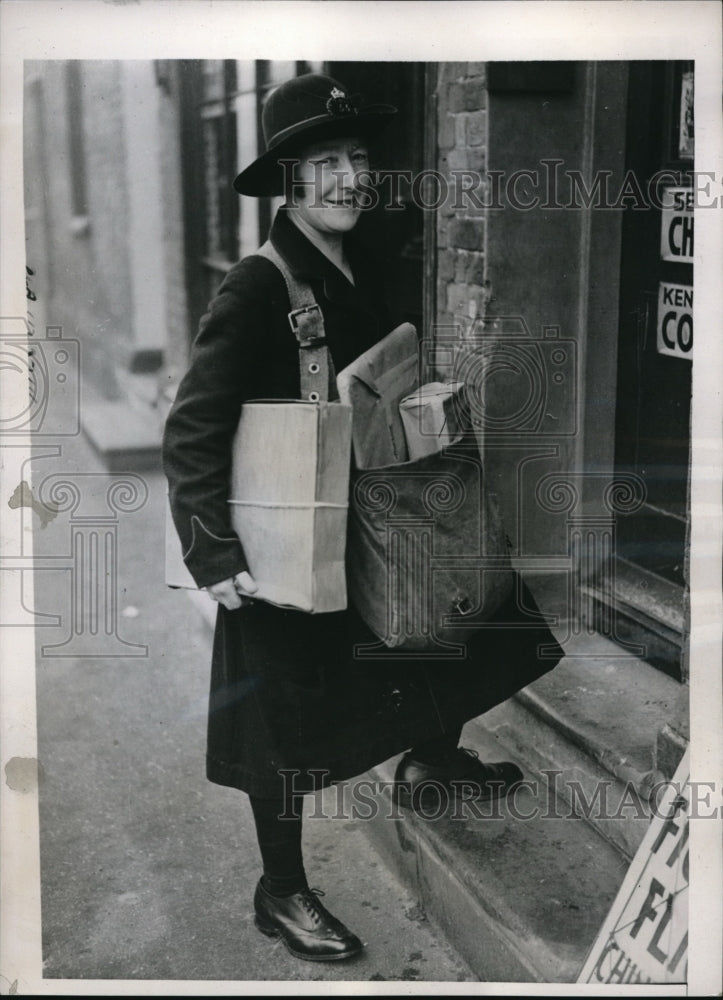 1937 Press Photo Postwoman Grace Coles Delivering Mail &amp; Packages, London UK - Historic Images