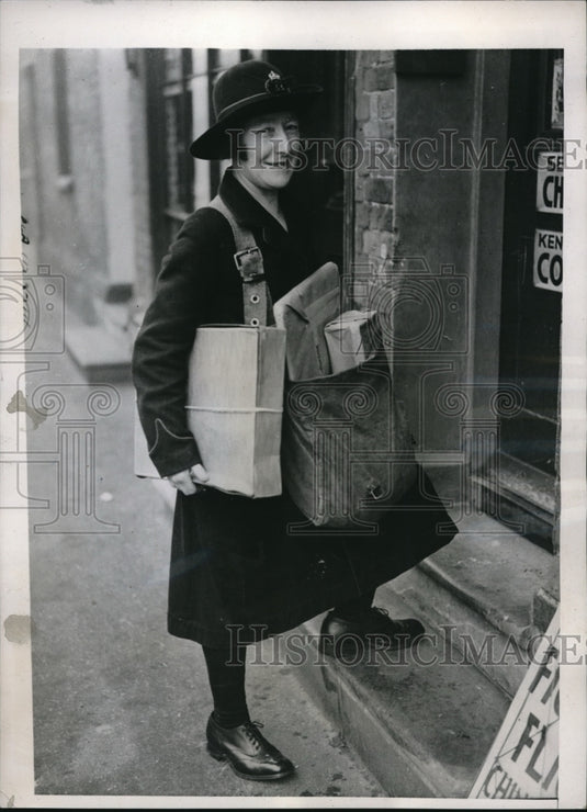 1937 Press Photo Postwoman Grace Coles Delivering Mail & Packages, London UK - Historic Images